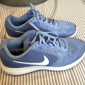 Nike revelation 3 sz 8.5